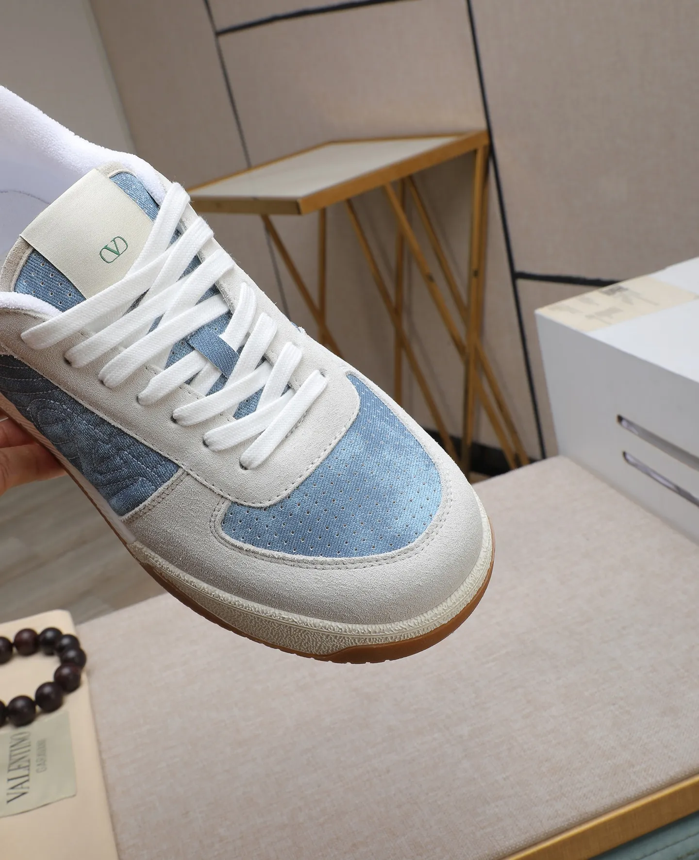 Men's shoes 💰740【Valentino】Couples model, size: Men's model 39-44 (45 customized) Valentino Valentino Couple model Joie de Jouer series Velcro Thick sole Bread shoes Couple model Casual sports shoes White shoes Original purchase and development Production Joie de Jouer series The style is simple but not out of style. The pure white base is paired with fresh green and soft beige, and the unique Velcro design highlights your personality. Every detail tells fashion and quality. Wear it, take a confident step, and start the trend journey. Delivered in exquisite packaging🛍📦 ▪️Material: Original custom imported first-layer cowhide ▪️Inner lining: Original custom made soft sheepskin lining ▪️Outsole: Original open-molded non-slip TPU material ▪️Sole thickness: 3.5CM